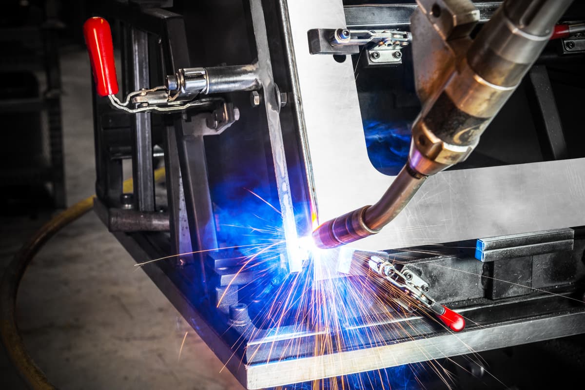 Welding a levelled sheet metal assembly