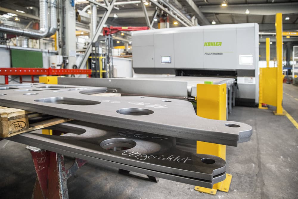 Levelled versus unlevelled sheet metal parts side by side
